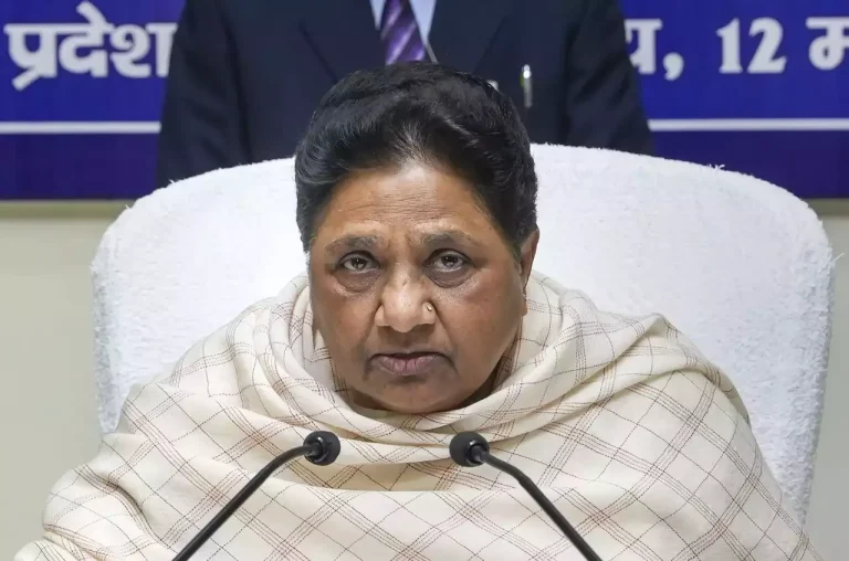 Mayawati Slams Congress Over Delay in Mandal Commission Report, Criticizes BJP on Constitution’s Legacy