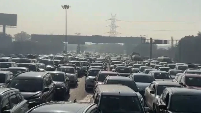 Massive Traffic Snarl as Farmers' Protest Chokes Delhi-Noida Borders