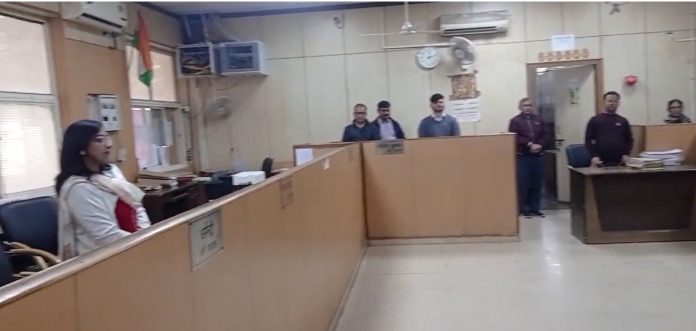 Noida CEO Makes 16 Government Employees Stand for 20 Minutes After Elderly Man Was Kept Waiting-Watch