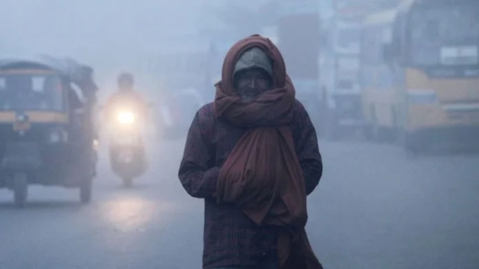 Delhi Shivers Amid Rain and Fog, But Air Quality Stays 'Severe' at AQI 410