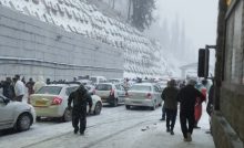 Over 1,000 Vehicles Stuck Amid Heavy Snowfall In Himachal's Manali