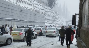 Heavy Snowfall Strands Over 1,000 Vehicles in Himachal’s Manali; 700 Tourists Rescued