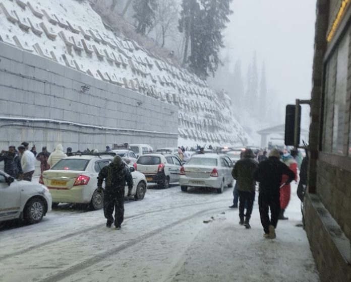 Over 1,000 Vehicles Stuck Amid Heavy Snowfall In Himachal's Manali