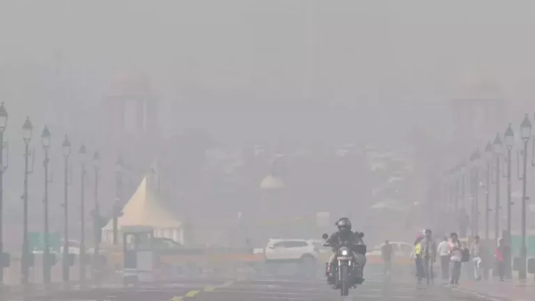Delhi’s Air Quality Worsens to ‘Severe,’ Fog Limits Visibility as Temperatures Plunge