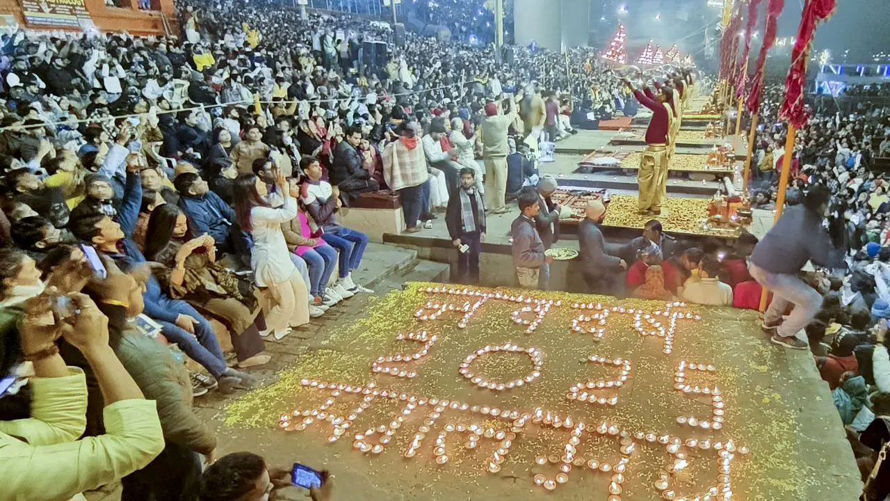 Varanasi (Uttar Pradesh), January 2: The iconic Ganga Aarti at Dashashwamedh Ghat in Varanasi marked a spiritual beginning to the New Year, drawing thousands of devotees and tourists to the sacred banks of the River Ganga on Wednesday evening. The evening aarti, held against the backdrop of the picturesque Ganges River, became a spectacle of lights, chants, and devotion as people gathered to seek blessings for new beginnings. A Spiritual Spectacle on the Ghats The ghat was adorned with glowing oil lamps, vibrant flowers, and garlands, while the aroma of incense sticks and the resonating sounds of bells and conch shells created a serene and sacred ambiance. Priests, dressed in traditional attire, performed the aarti in an orchestrated sequence, offering light to the river with intricate movements of ceremonial lamps. Thousands of small oil lamps illuminated the ghat, casting a mesmerizing reflection on the river's surface. The soothing chants, fragrant incense, and flickering lights combined to offer an emotional and transcendental experience for attendees. Nationwide New Year Celebrations Across India, devotees celebrated the arrival of 2025 with prayers, rituals, and festive gatherings. In Delhi, temples like Pracheen Hanuman Mandir, Jhandewalan Temple, and Kalkaji Temple witnessed large gatherings of devotees offering prayers. Ayodhya's Shri Ram Janmabhoomi Temple welcomed thousands of pilgrims. In Mathura, devotees flocked to the Banke Bihari Temple. San Thome Church in Chennai and Khwaja Gareeb Nawaz Dargah in Ajmer also witnessed large congregations. In Haridwar, pilgrims took a holy dip in the Ganga River to mark the New Year. Temples in Tirupati, Madurai, Panchkula, and Guwahati were bustling with devotees. Grand Festivities Across Indian Cities India celebrated New Year's Eve with grandeur and enthusiasm. Delhi's Connaught Place, Hauz Khas, and Lajpat Nagar were alive with festive crowds. Mumbai's Juhu Beach, Marine Drive, and Chowpatty Beach sparkled with fireworks and cheering crowds. In Amritsar, devotees gathered at the Golden Temple. In Lucknow and Bhopal, streets were filled with dancing revelers. Manali turned into a tourist hotspot with vibrant street celebrations. In Kerala's Thiruvananthapuram, skies were illuminated with fireworks. In Tamil Nadu's Coimbatore and Chennai, people celebrated with percussion music and street performances. From spiritual ceremonies to vibrant street parties, India welcomed 2025 with a beautiful blend of tradition and modern festivities, showcasing the country's rich cultural and spiritual diversity.