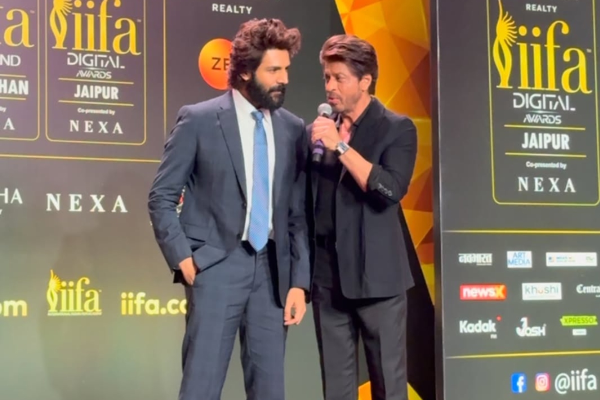 Shah Rukh, Kartik Aaryan Greet Audience With 'Khamma Ghani' In IIFA 2025 Pre-Event