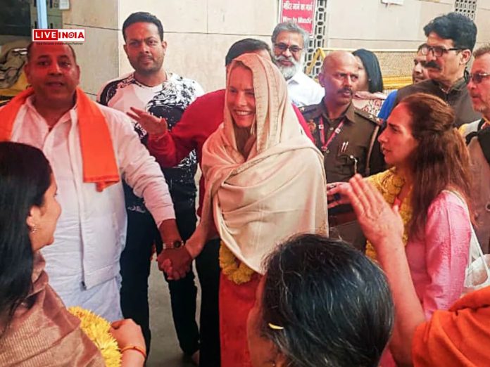 Steve Job's Wife Laurene Visits Kashi Vishwanath Temple Ahead of Maha Kumbh