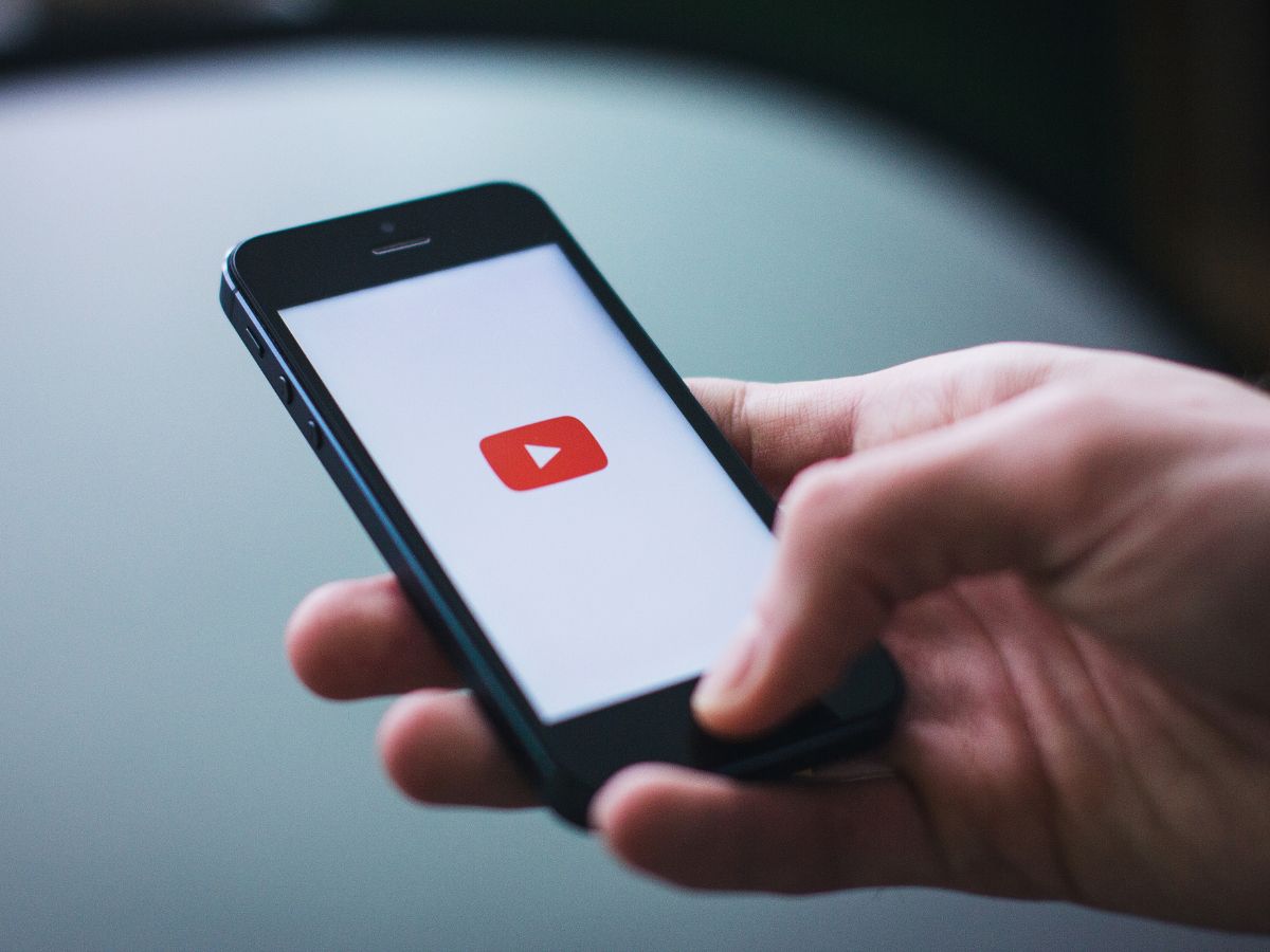 YouTube Tests 'Play Something' Button for Instant Video Discovery on Mobile App