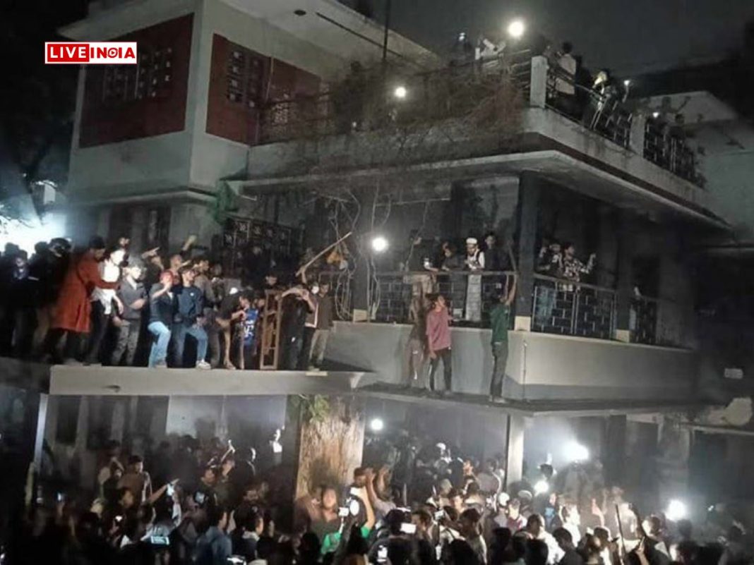 Mob Vandalizes Sheikh Mujibur Rahman’s Residence in Dhaka