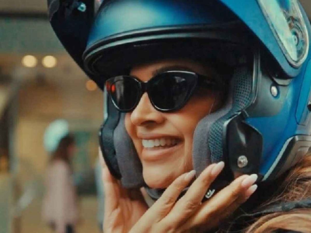 Deepika Padukone Showcases Her French Skills At Paris Fashion Week