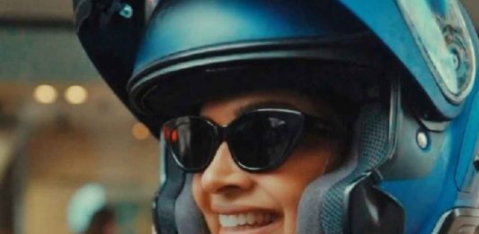 Deepika Padukone Showcases Her French Skills At Paris Fashion Week