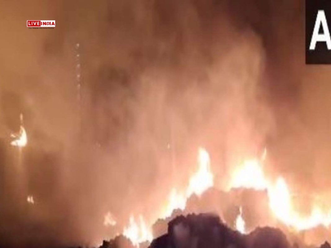 Massive Fire Destroys 15+ Scrap Warehouses in Gujarat’s Vapi; Firefighters Battle Flames