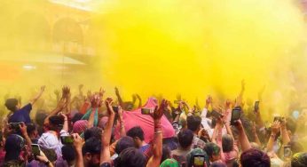 Vidyut Jammwal Joins Holi Celebrations In Mathura, Blows Conch Shell At Shri Dwarkadhish Temple