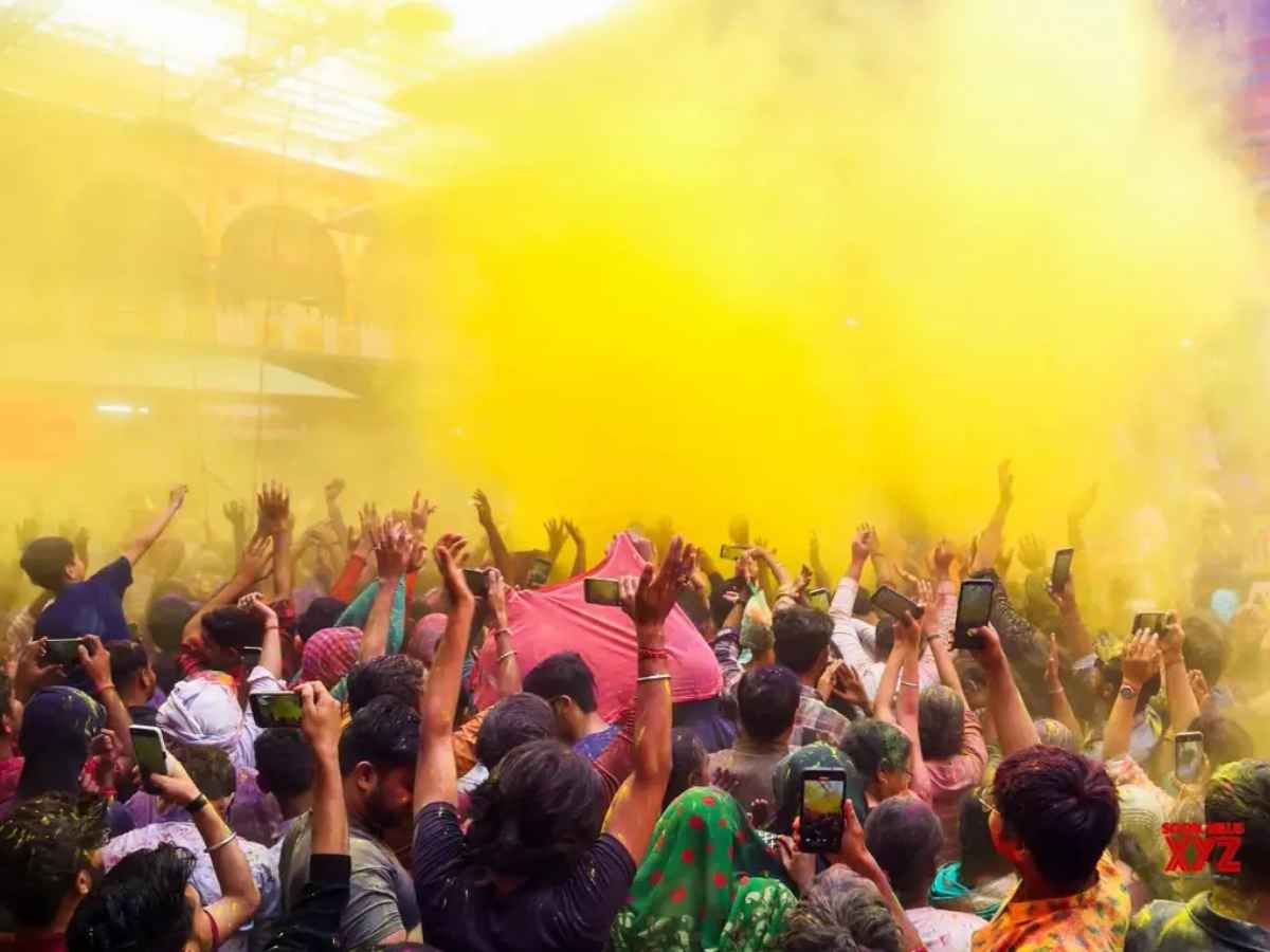 Vidyut Jammwal Joins Holi Celebrations In Mathura, Blows Conch Shell At Shri Dwarkadhish Temple