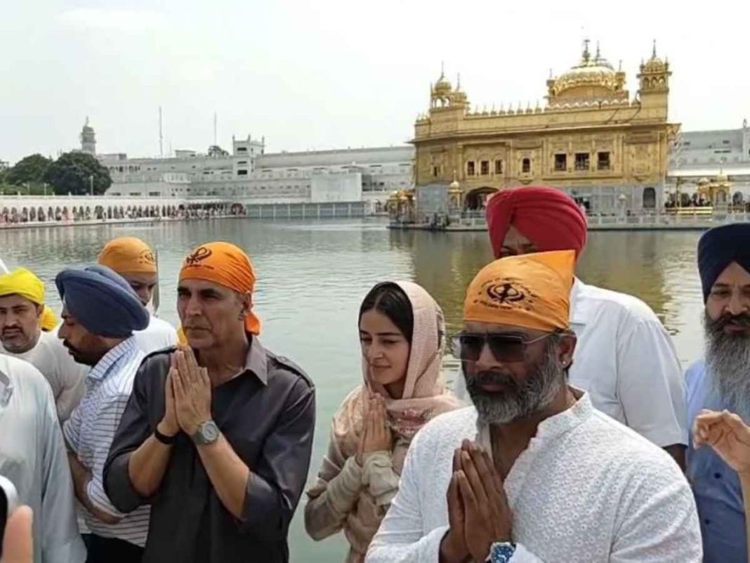 Akshay Kumar, R Madhavan & Ananya Seek Blessings At Golden Temple Ahead Of 'Kesari 2' Release