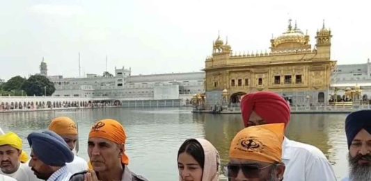 Akshay Kumar, R Madhavan & Ananya Seek Blessings At Golden Temple Ahead Of 'Kesari 2' Release