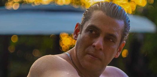 “Eello ji sanam hum aa gaye…………. Ab itna bhi gussa karo nahin jaani”: Salman Khan Remembers line from Andaz Apna Apna While Enjoying a Relaxing Pool Moment