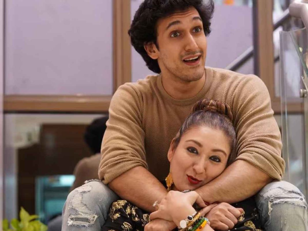 This Navratri, Sunita Ahuja Prays For Son Yashvardhan's Success Ahead of Bollywood Debut