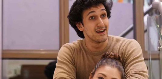 This Navratri, Sunita Ahuja Prays For Son Yashvardhan's Success Ahead of Bollywood Debut