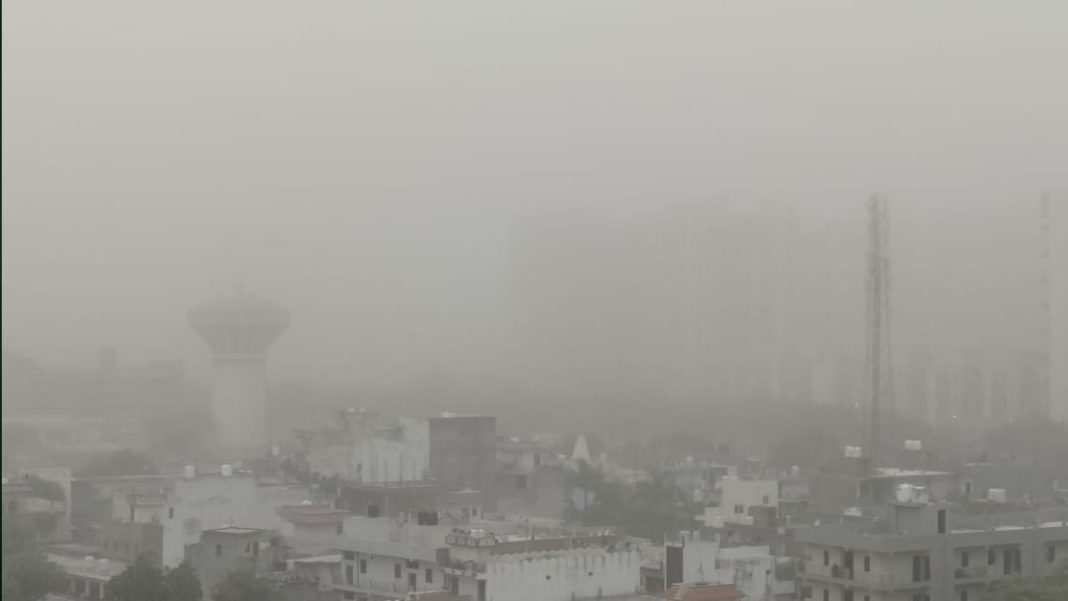 Dust Storm and Lightning Strike Delhi After Days of Scorching Heat and ABove Normal Temperatures in April