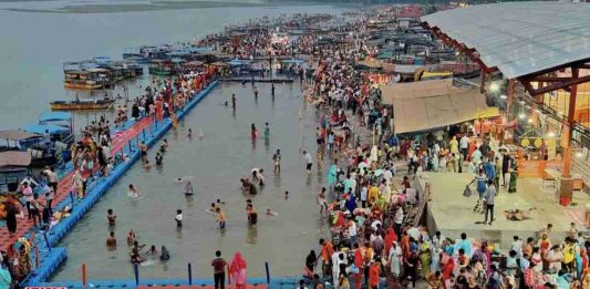 Devotees Flock to Haridwar for Holy Dip in Ganga on Vaishakh Purnima 2025