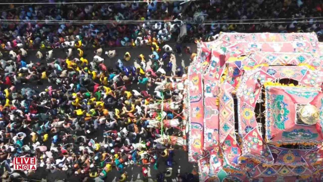 Divine Celebration: Kallazhagar Enters Vaigai River as Madurai Marks Culmination of Chithirai Festival