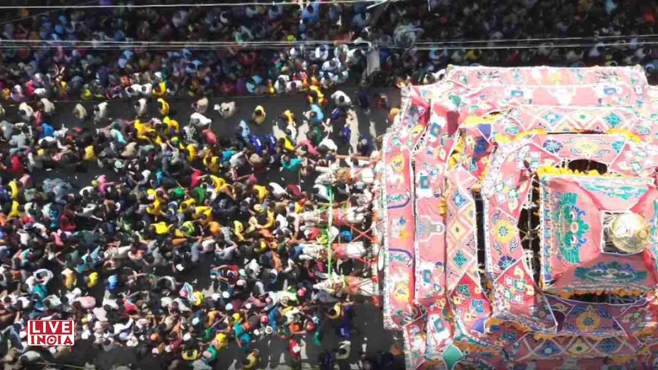 Divine Celebration: Kallazhagar Enters Vaigai River as Madurai Marks Culmination of Chithirai Festival
