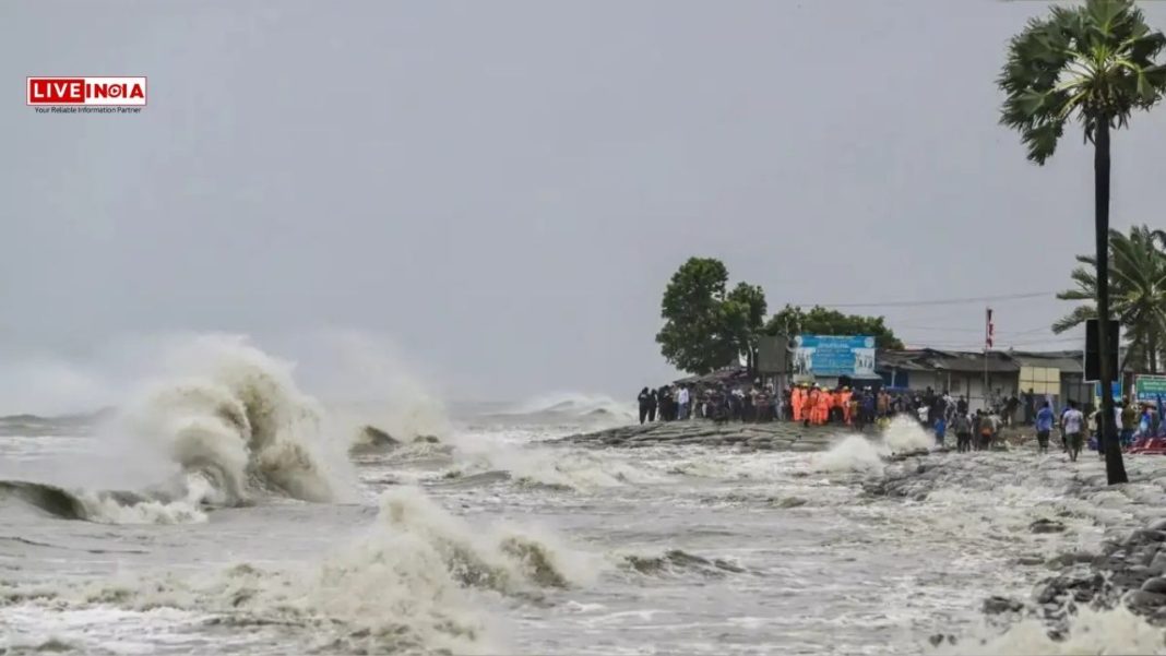 Weather Alert Latest! IMD Issues Red Alert for Kerala and Maharashtra, Light Rain in Delhi