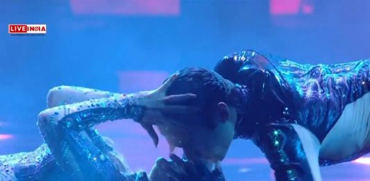 Jennifer Lopez Stuns by Kissing Male and Female Dancers During AMAs 2025-Watch