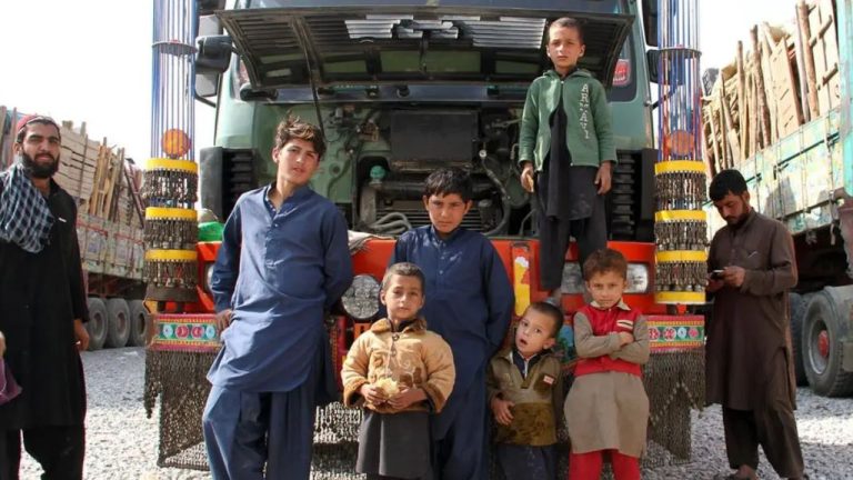 Women’s Freedom Movement Demands End to Afghan Refugee Detentions in Pakistan, Calls for Global Action