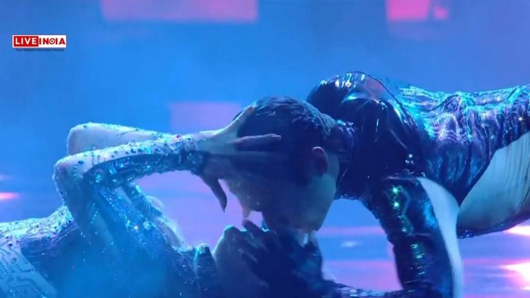 Jennifer Lopez Stuns by Kissing Male and Female Dancers During AMAs 2025-Watch