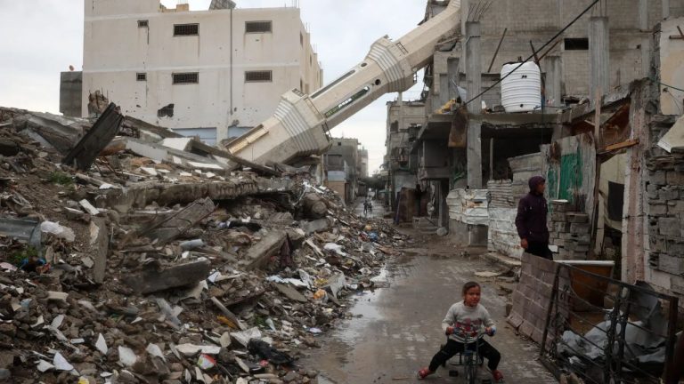 Hamas Halts Ceasefire Talks as Gaza Faces Worsening Famine Under Israeli Blockade