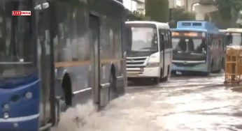 Videos of Delhi Waking to Heavy Rain, Waterlogging: Traffic Jams, Flight Delays Alert!