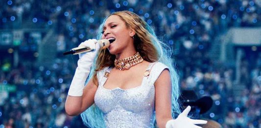 Beyoncé Proves She’s “That Girl” After Onstage Wardrobe Slip During Cowboy Carter Tour Stop in London