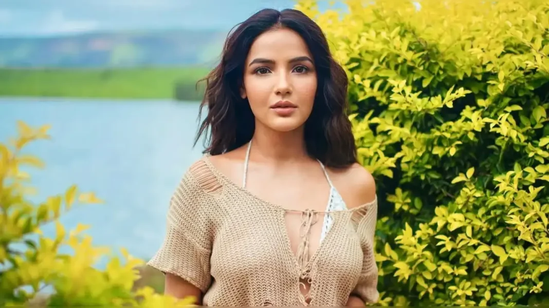 Jasmin Bhasin Shuts Down Trolls Over Lip Injection Rumours With Sassy Reply!