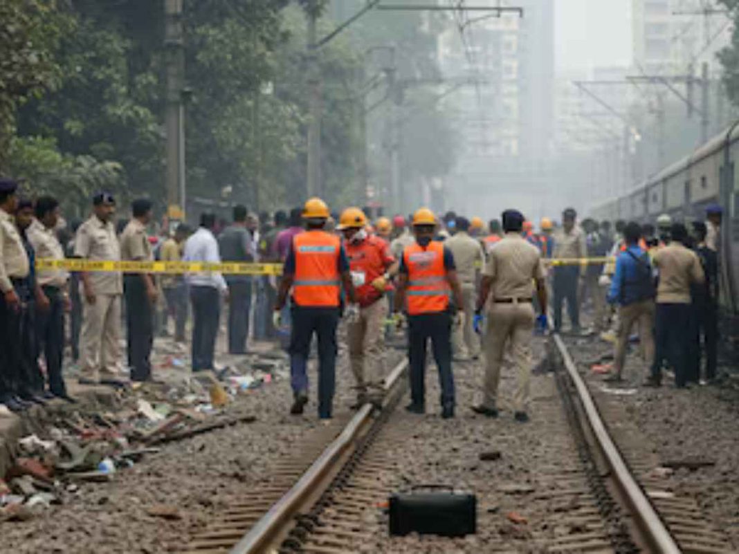 Mumbai Local Train Tragedy: Several Feared Dead After Falling From Crowded Train Near Mumbra