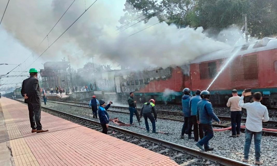 Beggar’s Bidi Ignites Panic: Fire Halts Daund–Pune Train
