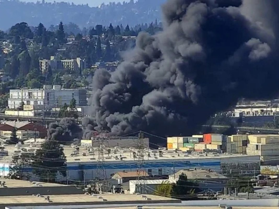 Fire News: Oakland Warehouse Fire Spreads To 2nd Building, Burns Multiple Vehicles