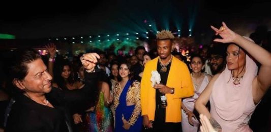 UNSEEN VIDEO! SRK Grooves With Rihanna to 'Chaiyya Chaiyya' at Star-Studded Ambani Wedding