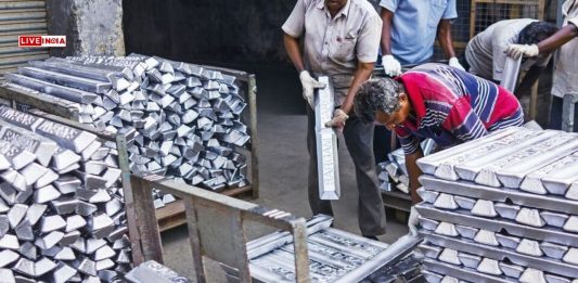 LiveIndia Markets Update: Tata Steel Inches Up tas IndusInd Bank Leads Market Gainers