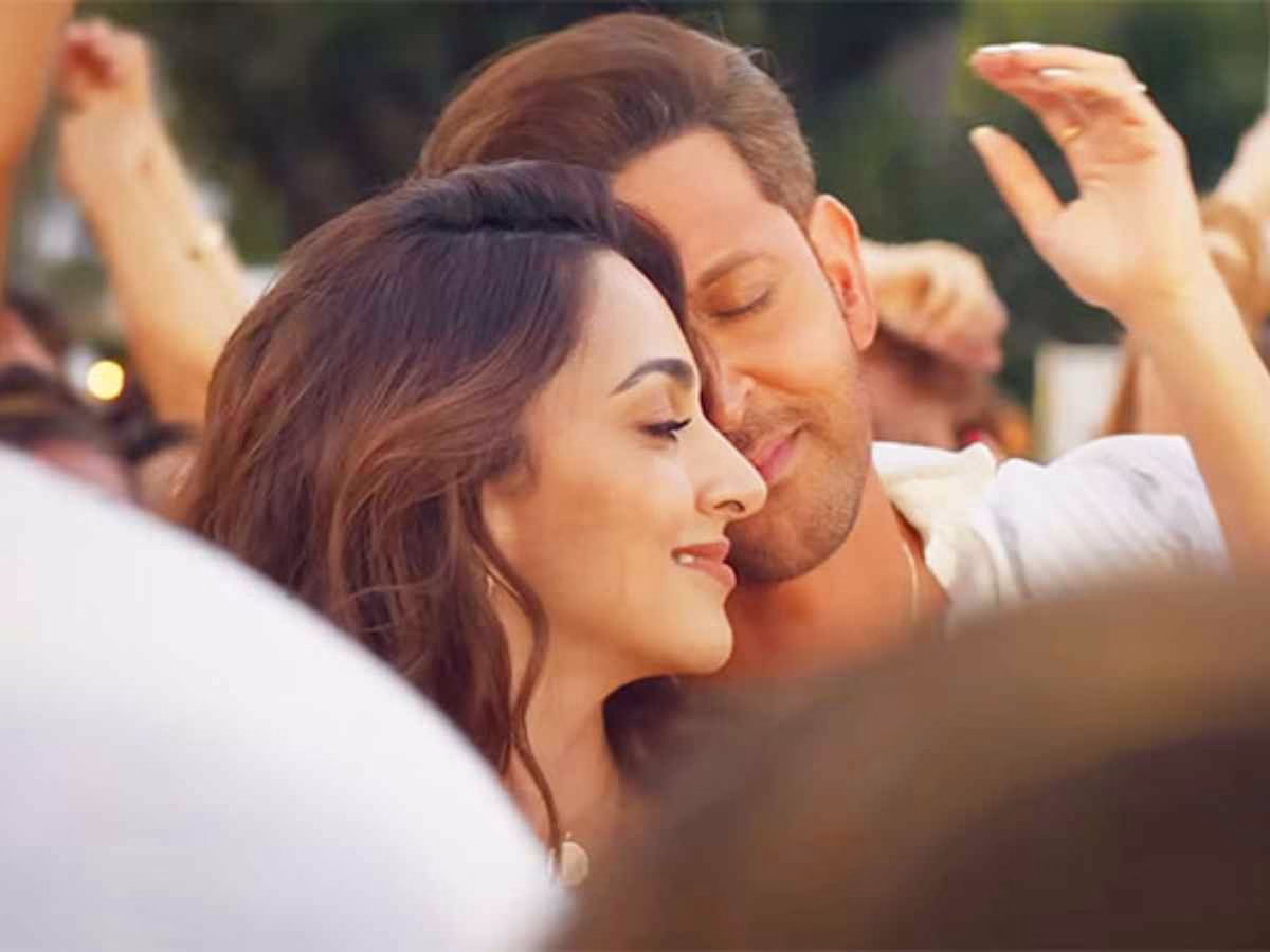 Hrithik Roshan, Kiara Advani Set The Screen Ablaze In Steamy ‘Aavan Jaavan’ Song