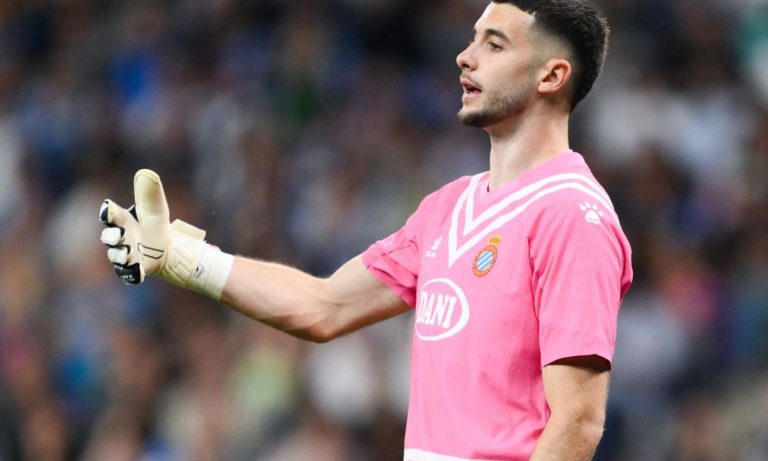 Deco calms down the new signing for Barcelona's goalkeeper problem. Joan Garcia