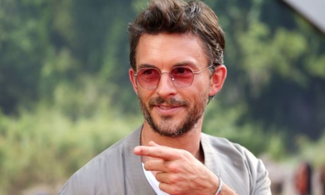 Jonathan Bailey Is Single—But Is Bridgerton Hurting His Love Life?