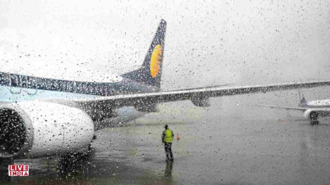 Mumbai Rains Disrupt Flights: IndiGo, SpiceJet & Akasa Air Issue Travel Advisories as IMD Sounds Orange Alert