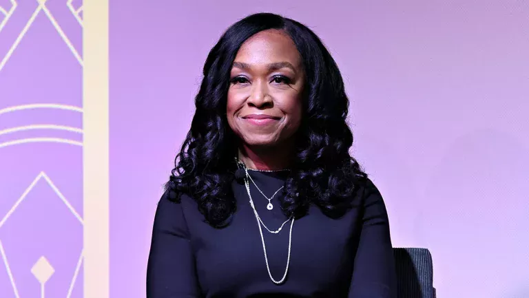“20 Years Of TV Magic: Shonda Rhimes & Beers Reflect On ‘Grey’s Anatomy’ Legacy!”