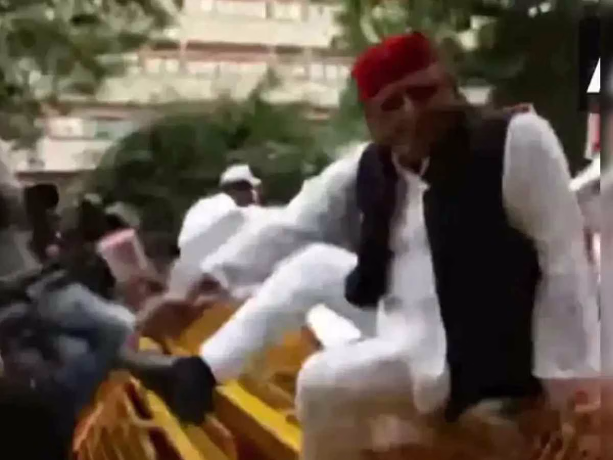 Akhilesh Yadav Jumps Delhi Police Barricade at INDIA Bloc Protest