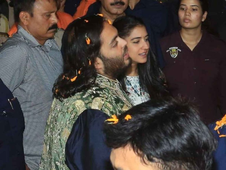 Anant Ambani and Radhika Merchant Grandly Welcome Lord Ganesha to Antilia