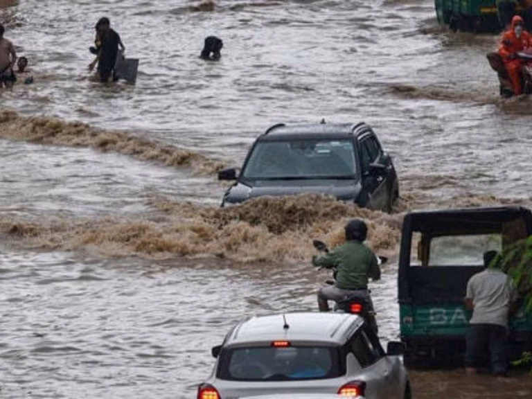 Delhi-NCR: Over 100 Flights Delayed Due To Heavy Rain, Red Alert Issued