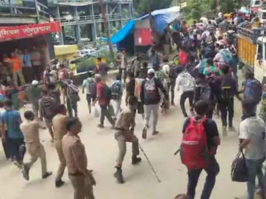 Clash Erupts Between Police and Pilgrims as Rain Halts Kedarnath Yatra