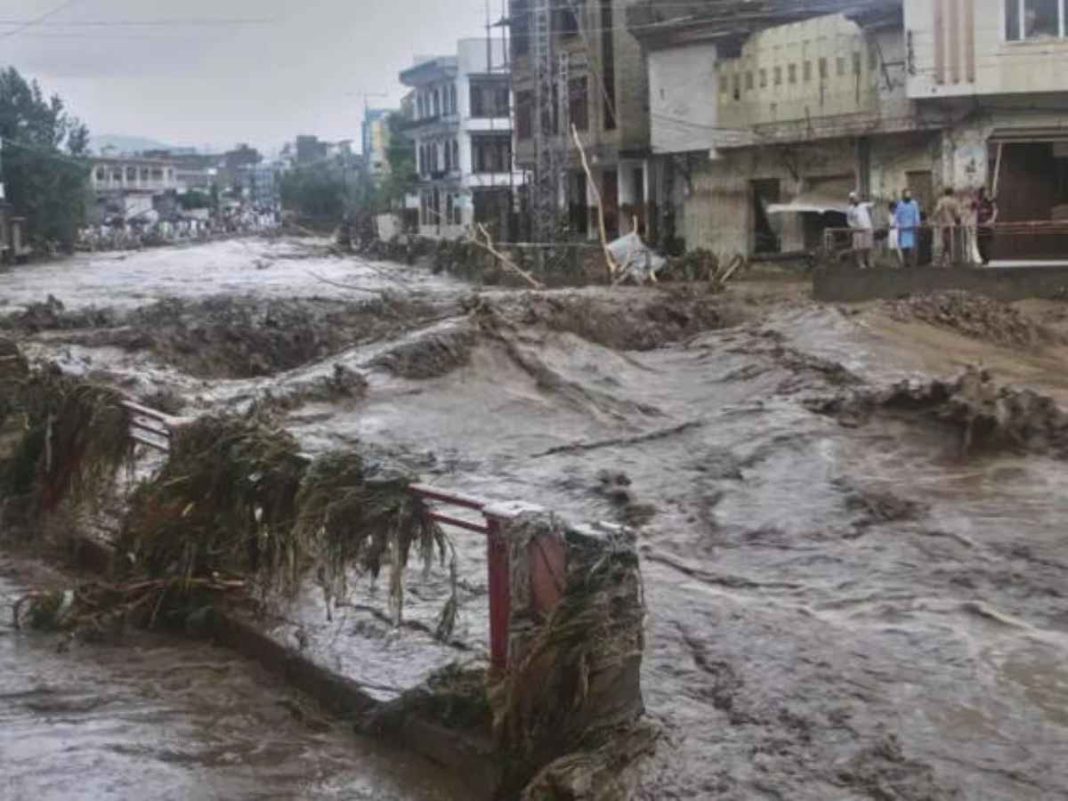 Pakistan Flash Floods Kill Over 320, Rescue Efforts Hampered by Landslides and Ongoing Rain